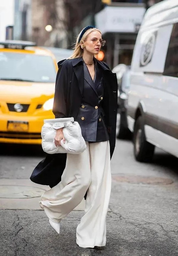 聪明女人穿大衣搭五种裤子有气质,见过世面的女人穿衣搭配