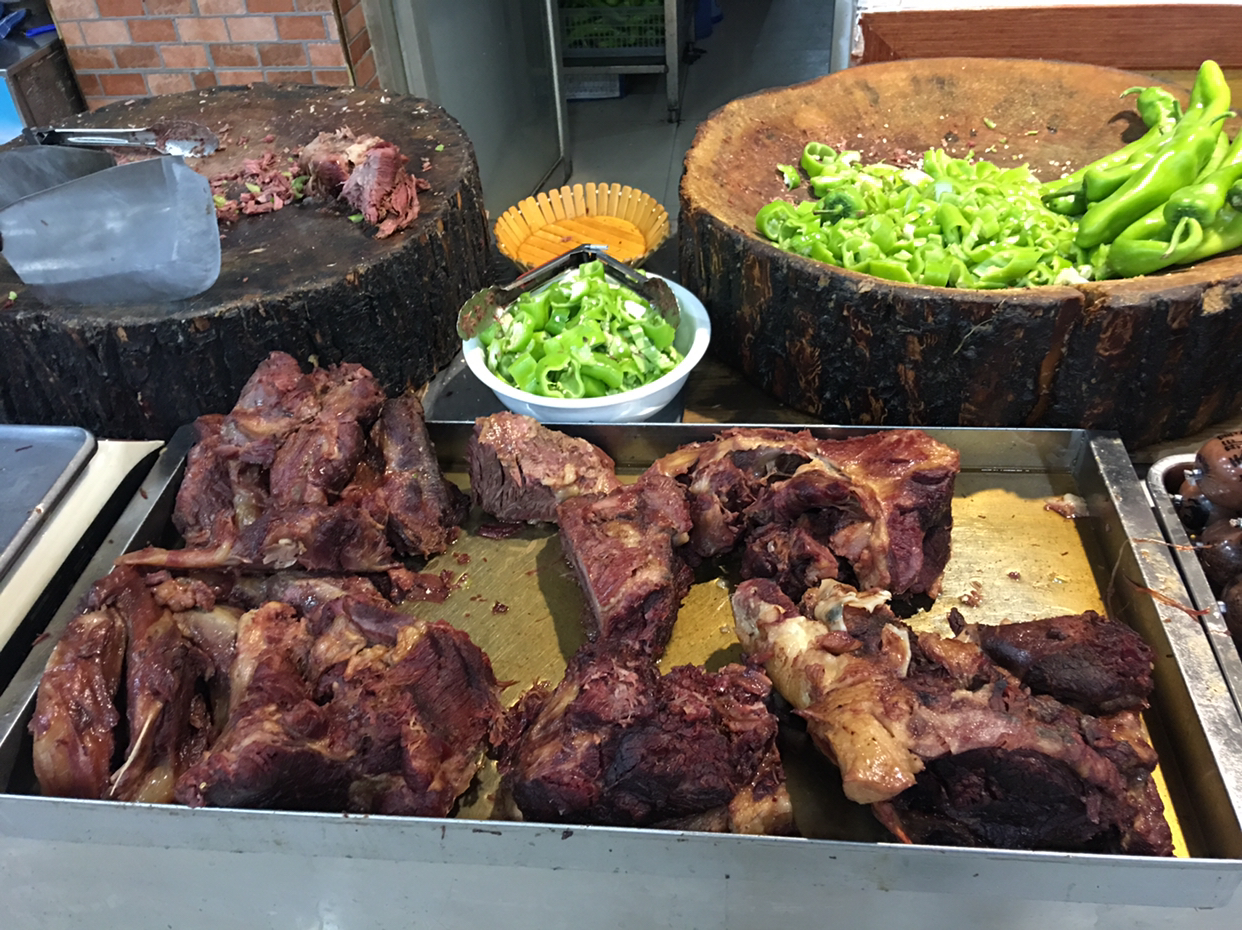 街边小店的驴肉火烧，味道香喷喷，难怪生意这么兴隆