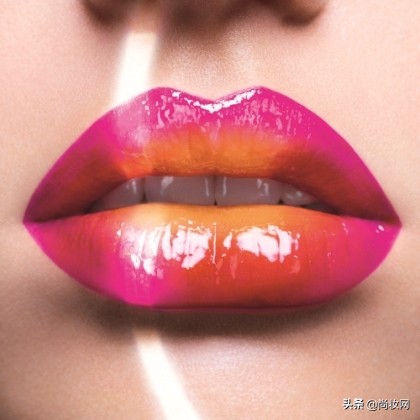 百花盛开的季节让花瓣的颜色飞上双唇