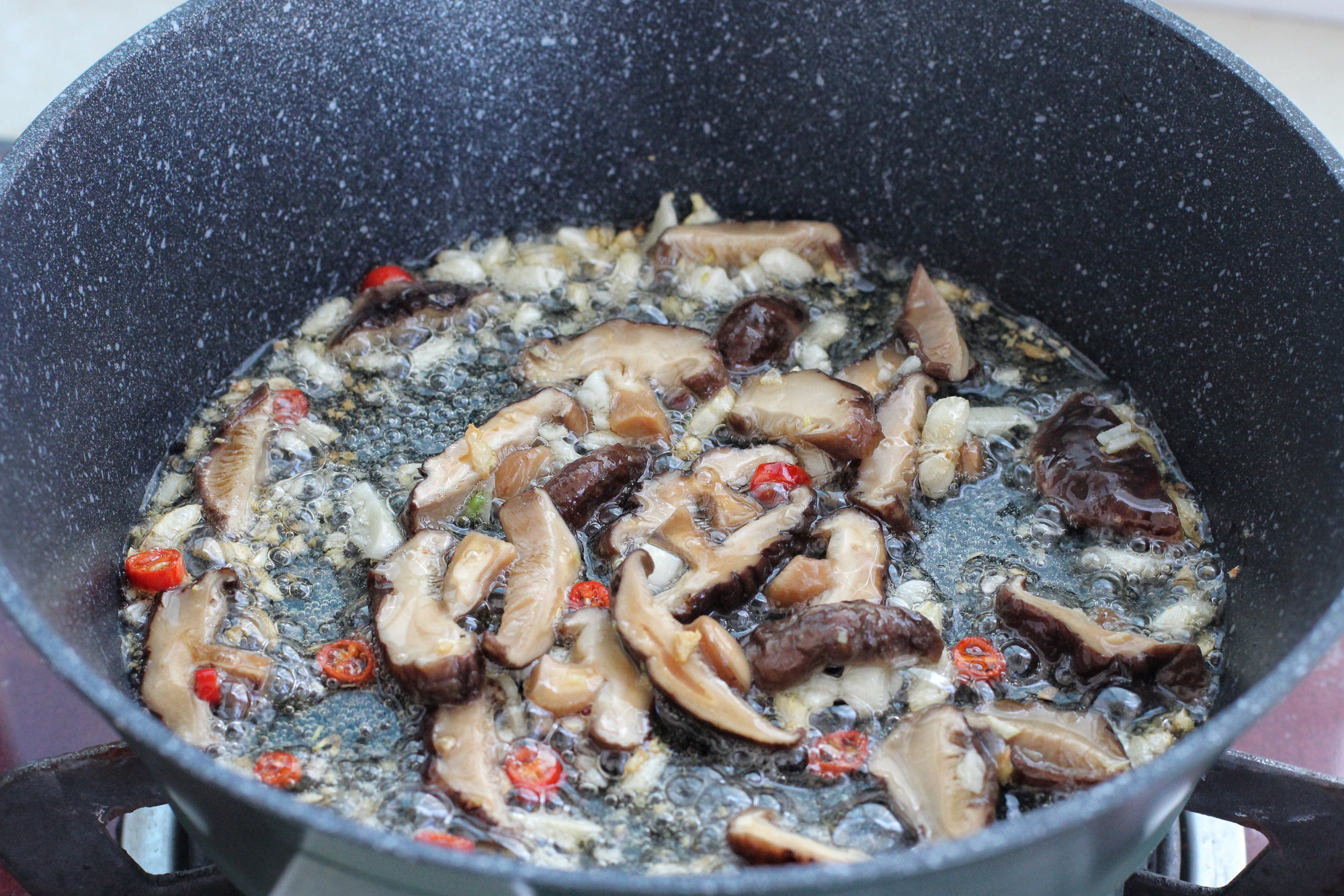 家常菜中的“扛把子”，不放肉也吃得喷香，简单快手就是太费米饭