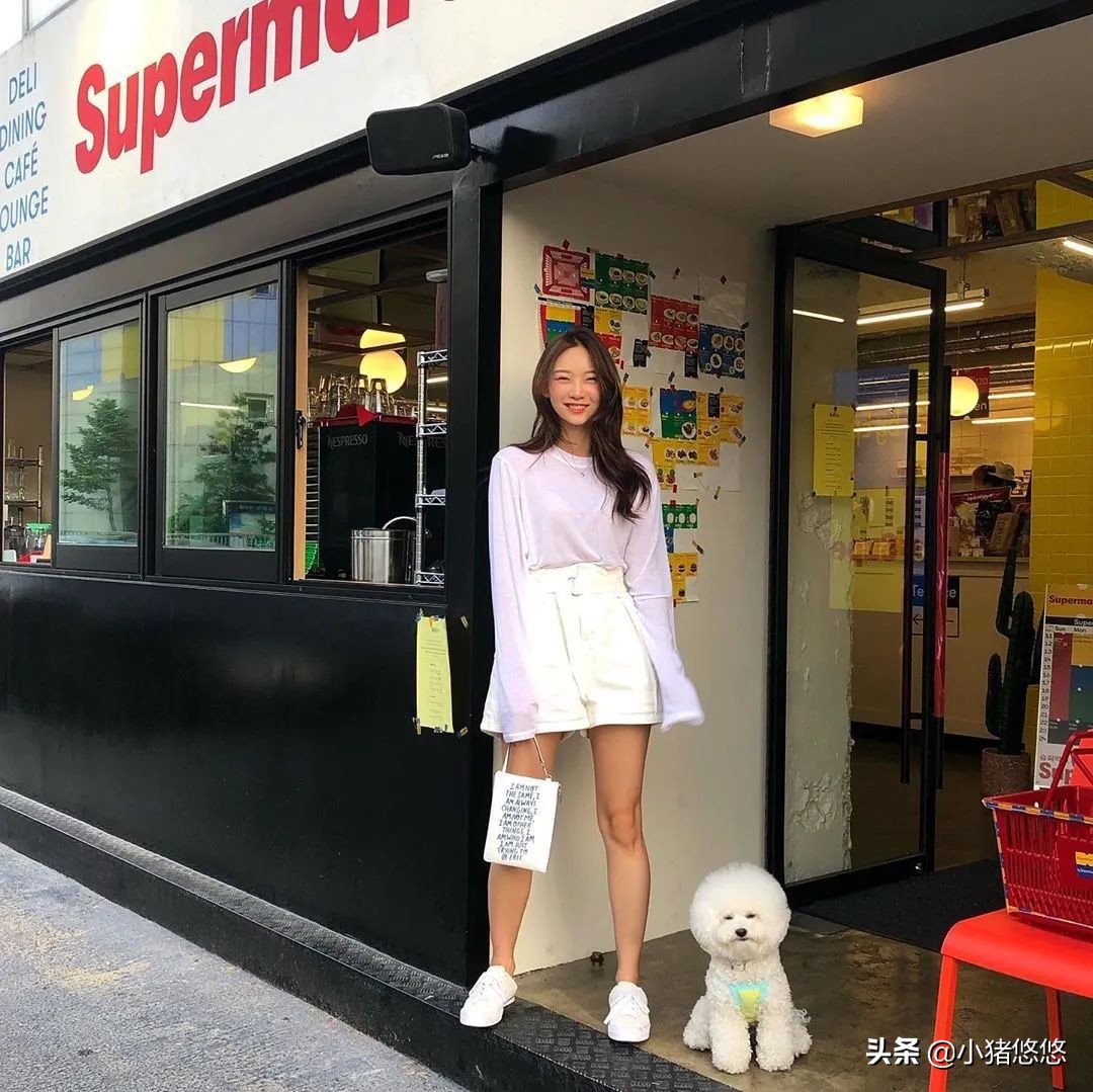 连帽卫衣白色帆布鞋高级穿搭,绿色卫衣配帆布鞋还是老爹鞋