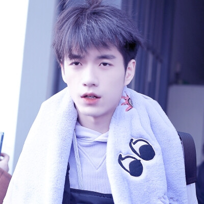 张颜齐同款衣服图片,张颜齐穿绿色衣服2019