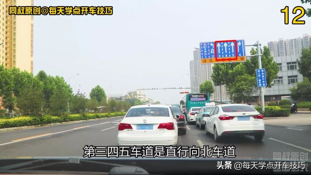 直行右转弯车道要不要看信号灯,路口怎么看信号灯右转弯正确走法