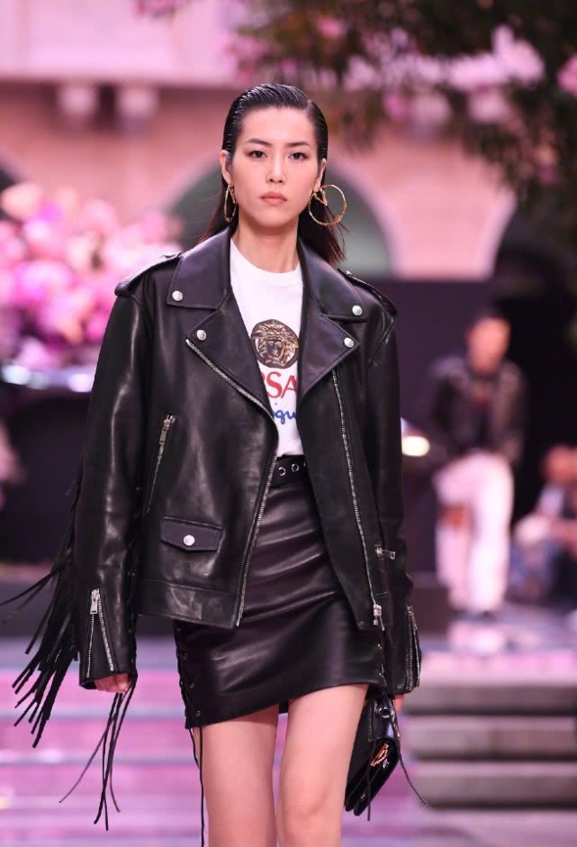 “*弹子**鞋”＋1cm牛奶袜骚出新高度，刘雯穿后气质刚柔并济