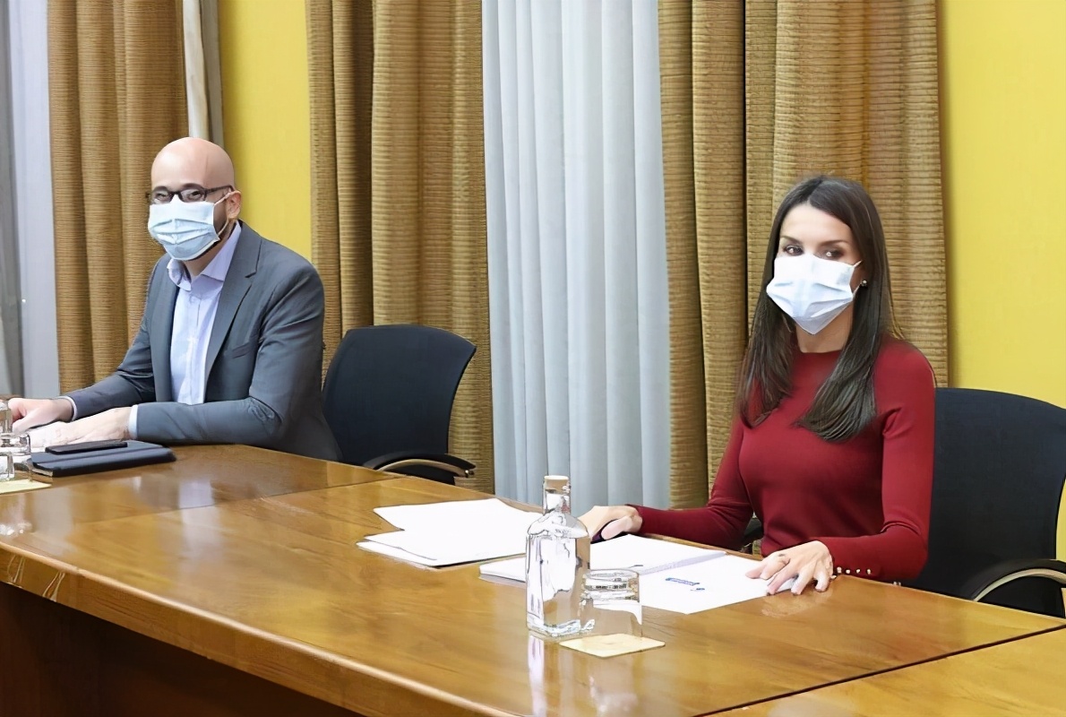 莱后这次让人眼前一亮啊！红毛衣配千鸟格裙，纯白大衣霸气披上肩