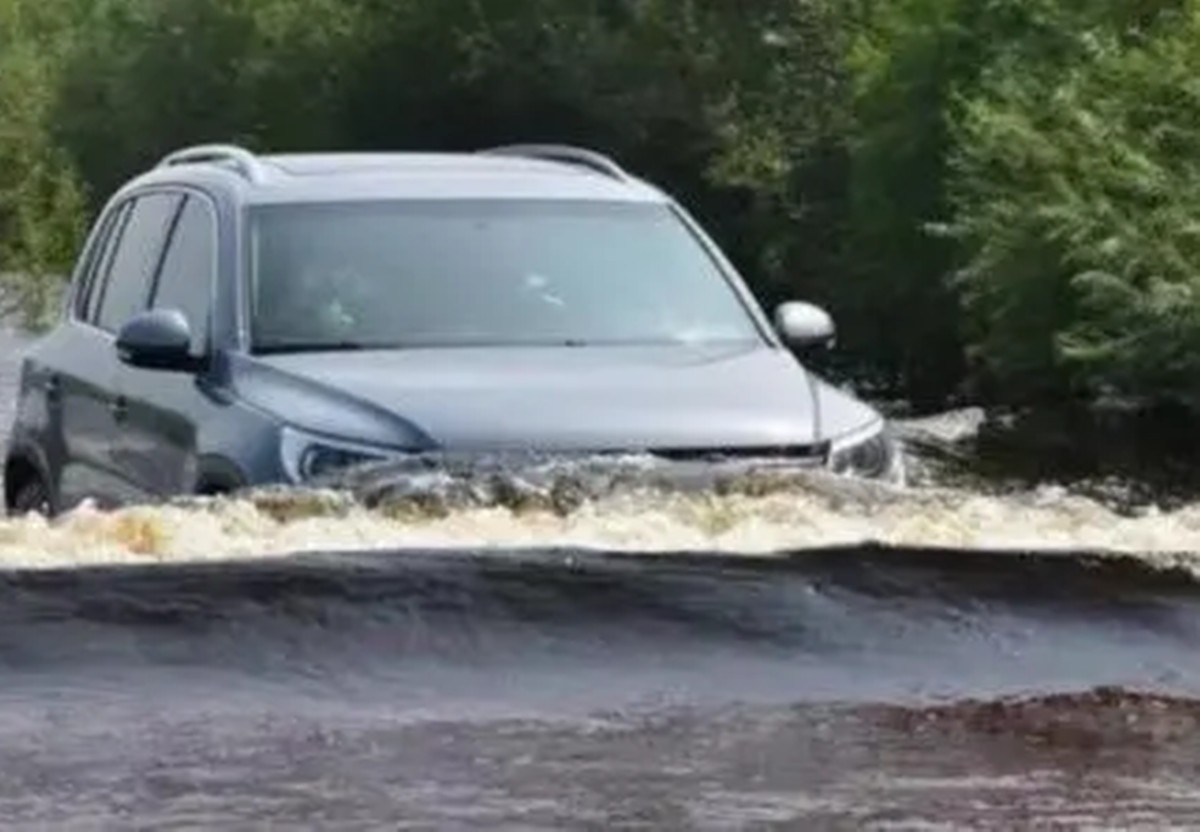 雨后车内积水怎么办,车子没开下雨天车内有积水