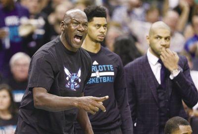 退役后的乔丹野球场上称霸,退役后的乔丹打篮球视频