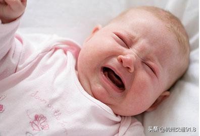 宝宝不听话总挨打,宝宝抱着老是鲤鱼打挺