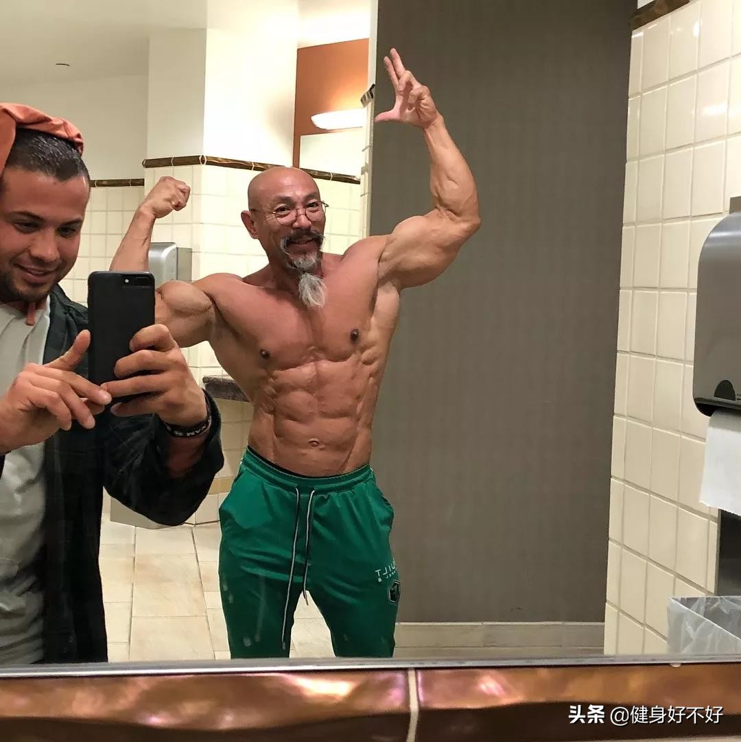 60岁大爷体重70公斤卧推110公斤,50岁大爷深蹲