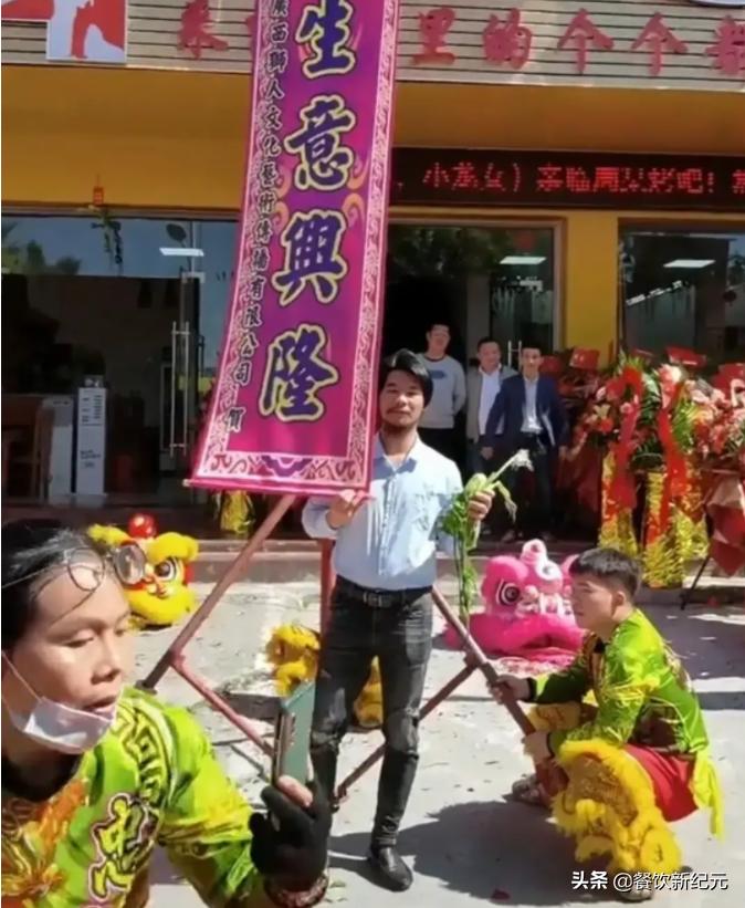 广西周某人开烧烤店,众多网红齐聚,网友:冬天开烧烤店一地鸡毛