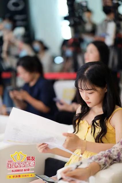 霍汶希探班谢霆锋美食节,霍汶希谢霆锋锋味发布会