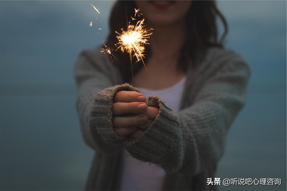 胸小怎么让自己不自卑,胸小的女生怎么增加自信