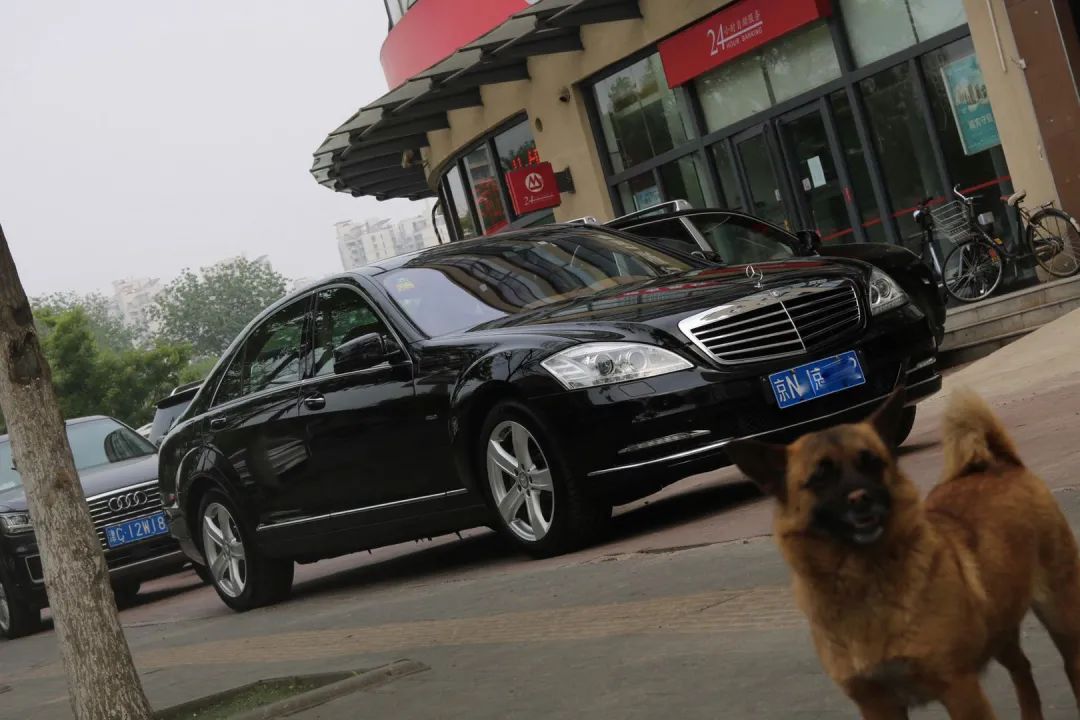 奔驰w221升级新款w222s450外观,老款奔驰w211e260翻新整备