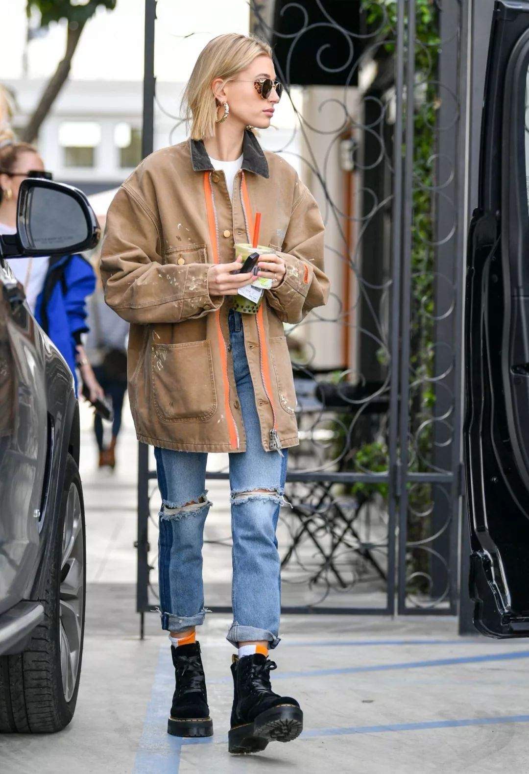 别再露脚踝了，又冷又out！今年流行露袜子，零难度时髦保暖绝招