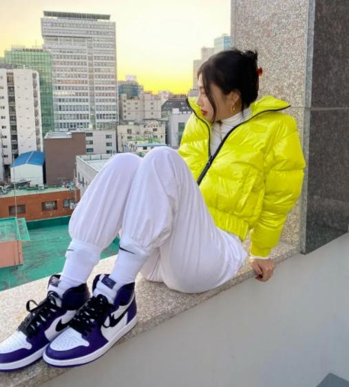 穿上球鞋比泫雅还顶?韩国又一女鞋头崛起,网友称她“性感*弹炸**”