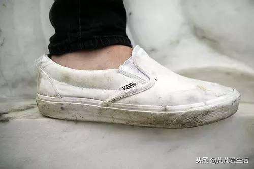 小白鞋穿久了又脏又黄,小白鞋好穿却难洗