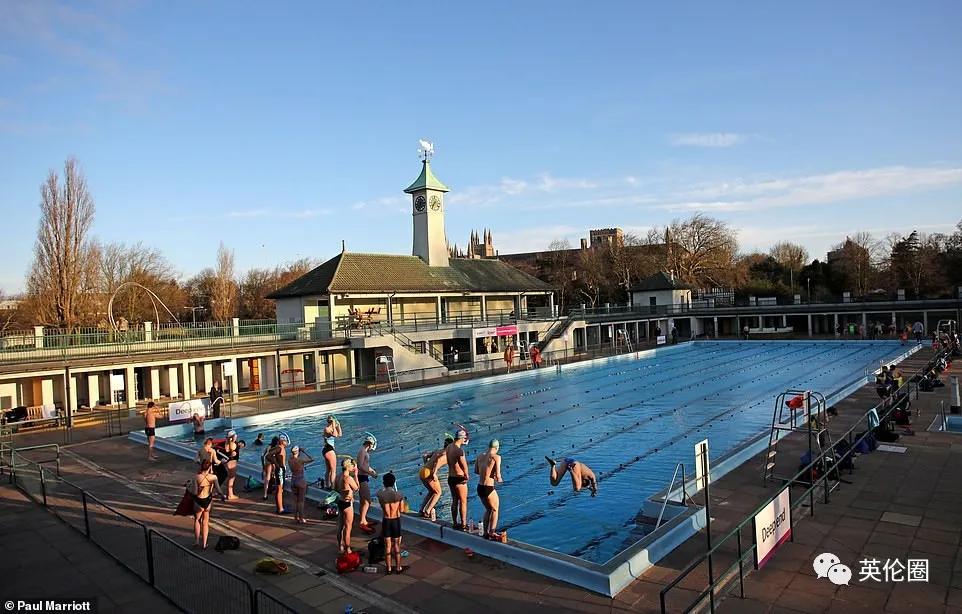 给点阳光就剩比基尼！英国迎来53年最热3月，可疫情还没结束啊