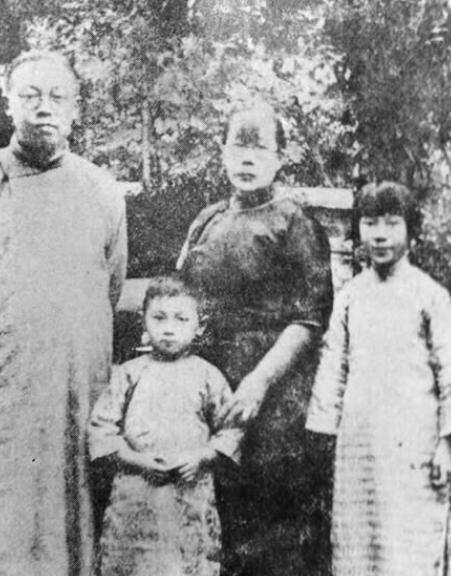 她带暗恋男友回家，不料他和妹妹一见钟情，母亲态度让人措手不及