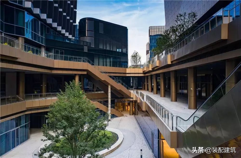 上海黄浦江边的标志性建筑,徐汇滨江西岸传媒港广告设计