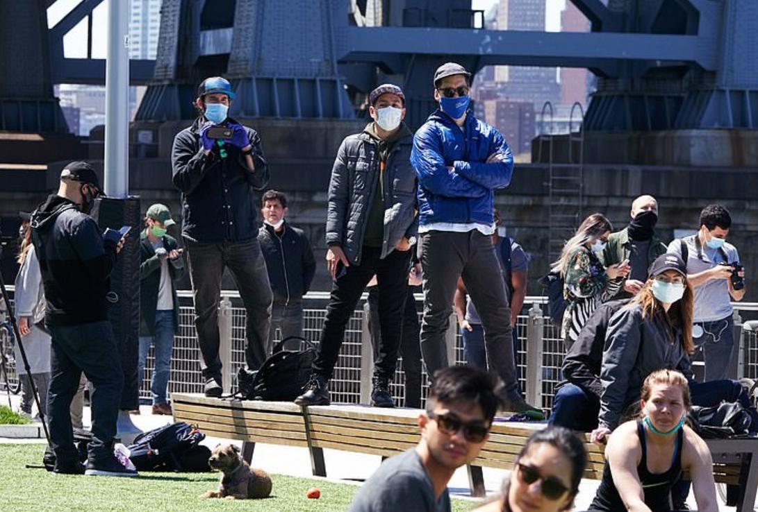 上万美民众无视病毒聚集,兴奋看飞行表演,飞机还飞过自由女神像