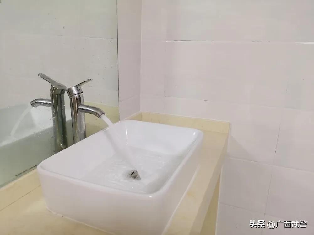 这次，中队长把厕所砸了！