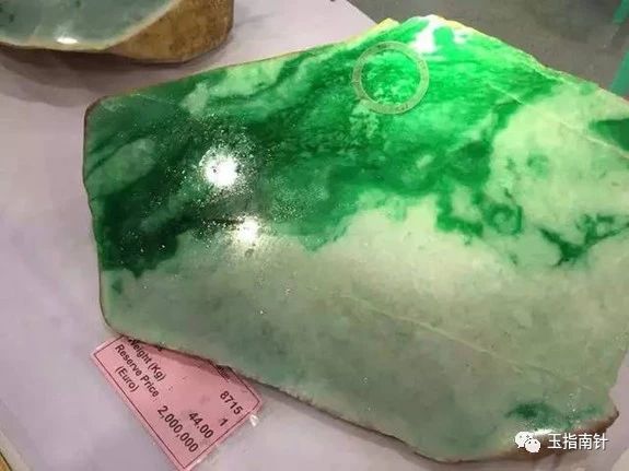 莫西沙高冰玻璃种翡翠原石表现,翡翠原石压灯如何看光圈表现