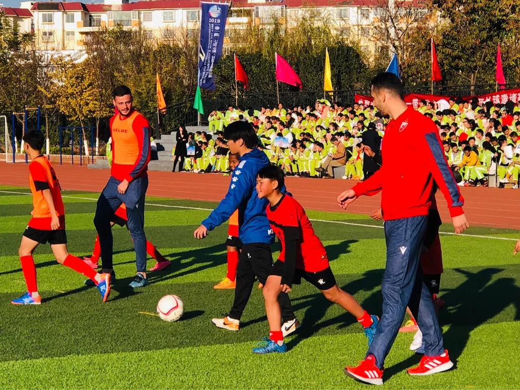 “一带一路彩云之南”国际足球邀请赛走进昆明金岸中学