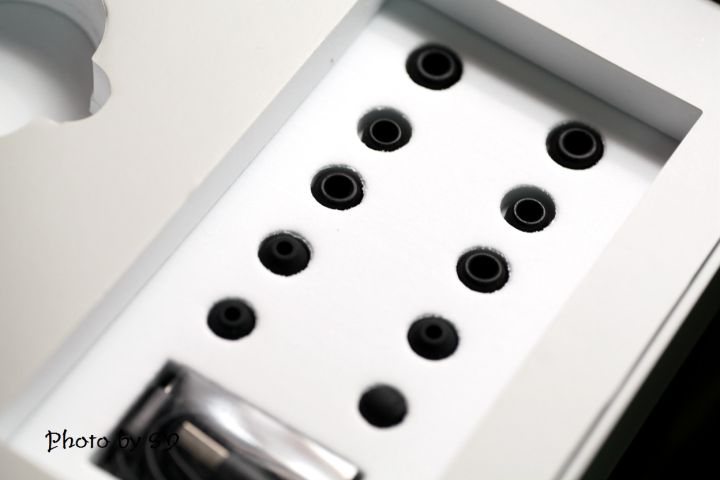 有anc主动降噪的车,有anc主动降噪和深度降噪的耳机