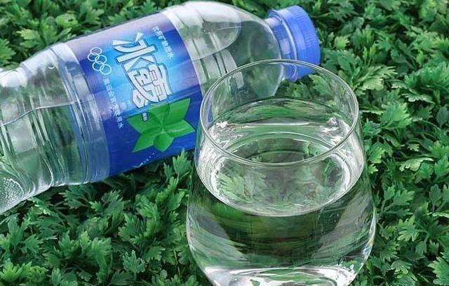 瓶子一捏就软,坚持只卖1块钱,“寒酸”的冰露现在怎么样了