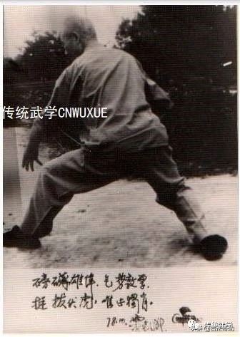 站桩时手可以上下活动吗,站桩时身体会随着呼吸上下起伏