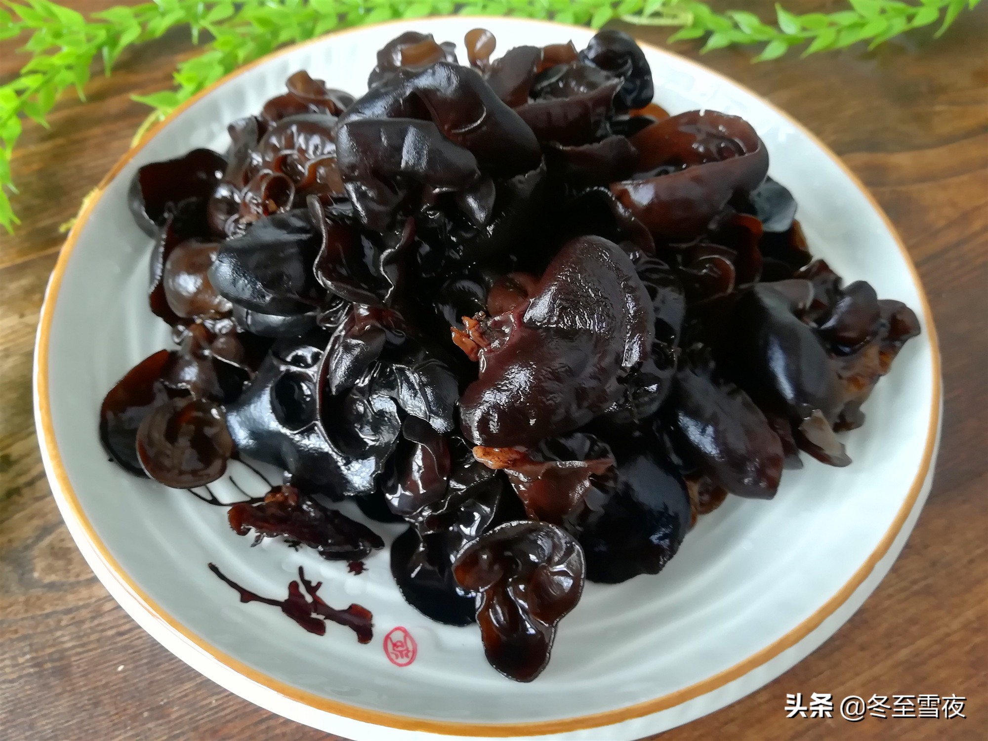 泡发干木耳用冷水还是热水好？教你这样做，泡发的口感好，营养好