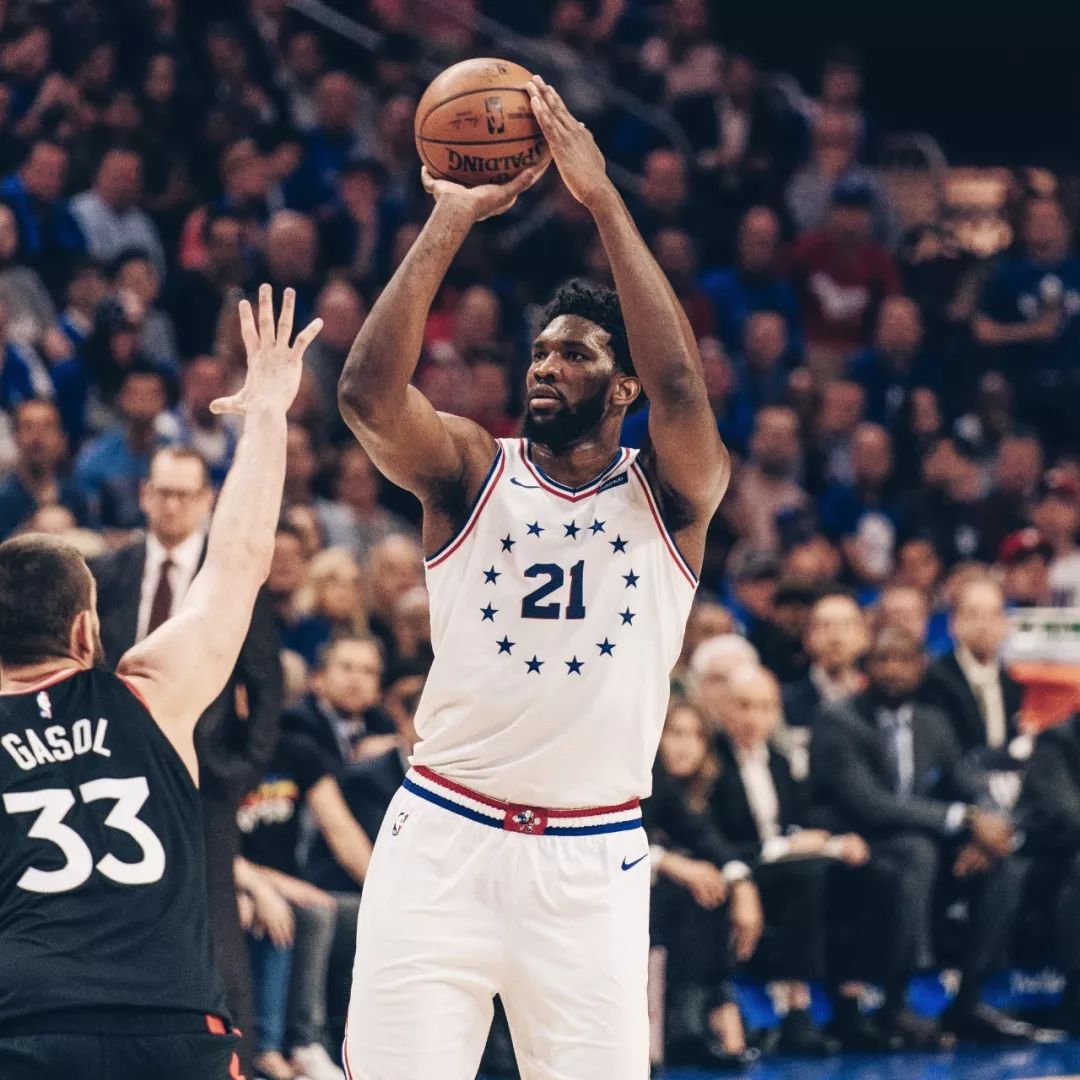 袭裆！绊人！猛龙4000万组合17中2得8分！他变乔丹也赢不了