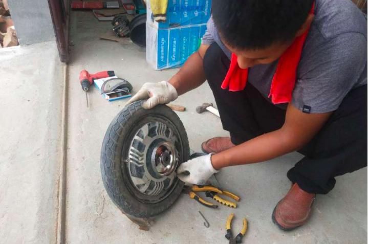 电动车爆胎有什么办法可以修补,电动车爆胎最好处理方法