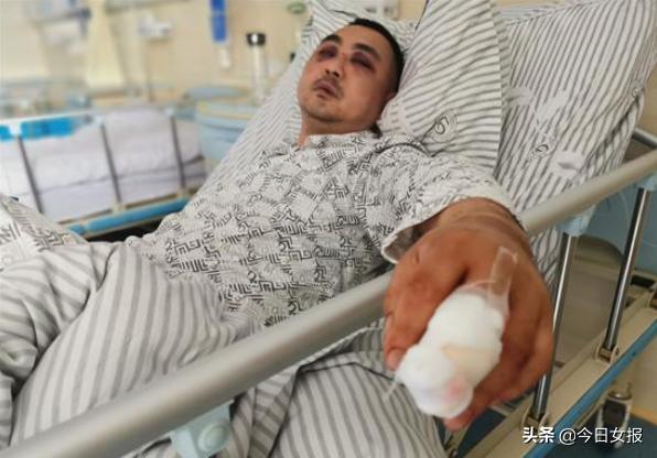 粤牌“宝马”硬闯长沙小区，业主提醒反遭“断指”！疫情期，这些冲动后果有多严重？