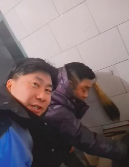 宋晓峰厨房脏成垃圾场？灶台太脏与赵本山家成对比，皮校长蹭吃喝