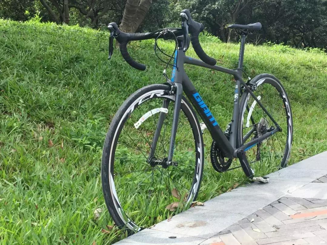 giant捷安特revolt-f1测评,捷安特通勤休闲骑行入门推荐