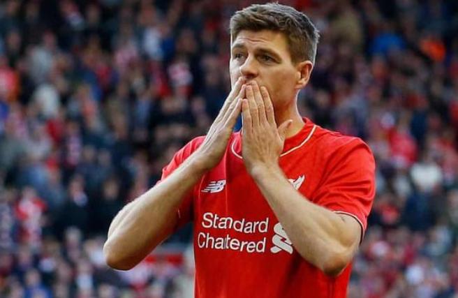 利物浦队长亨德森举起冠军杯,利物浦英超夺冠亨德森克洛普