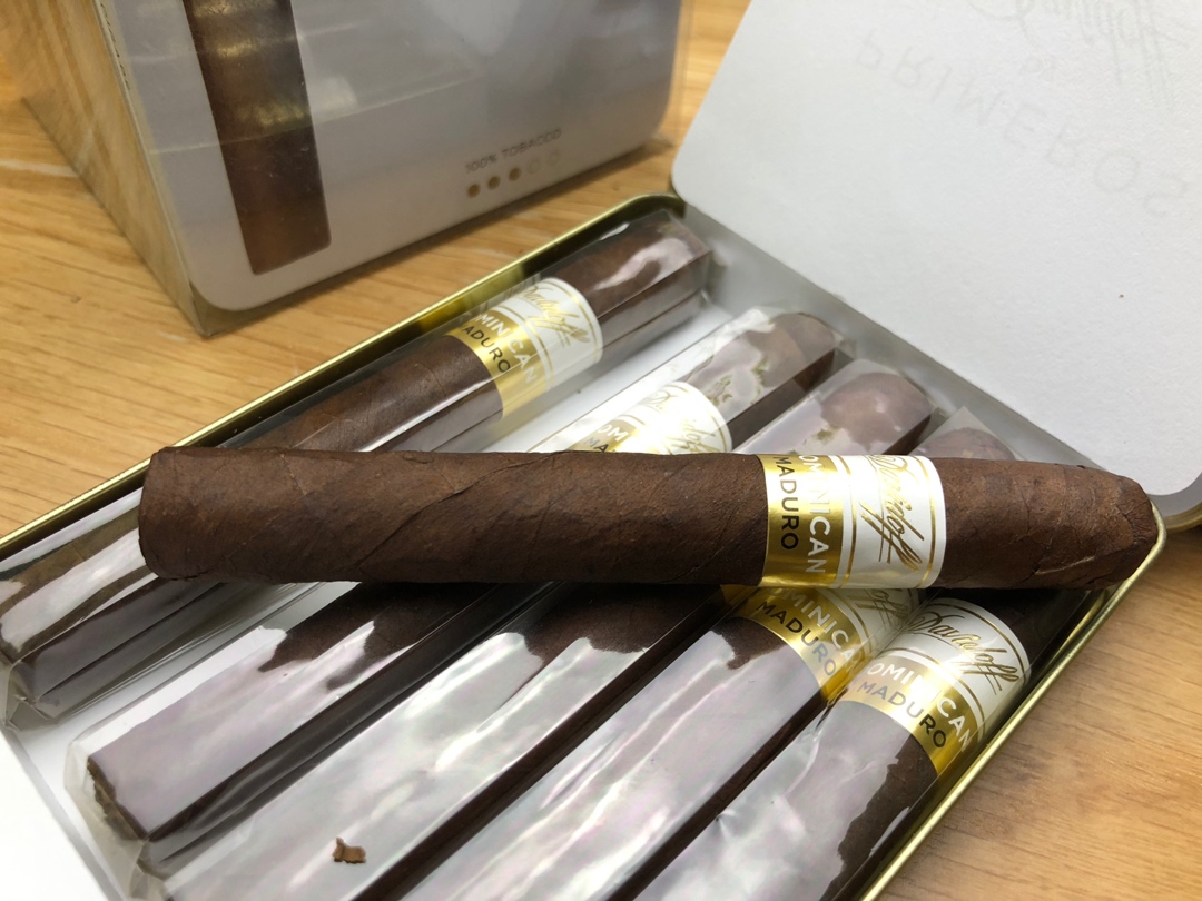 新年将至,别买光买瓜子了!来几盒25根的雪茄,你家备齐了吗