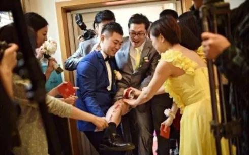 接亲堵门游戏是伴郎玩还是新郎玩,接亲堵门游戏一般玩几个