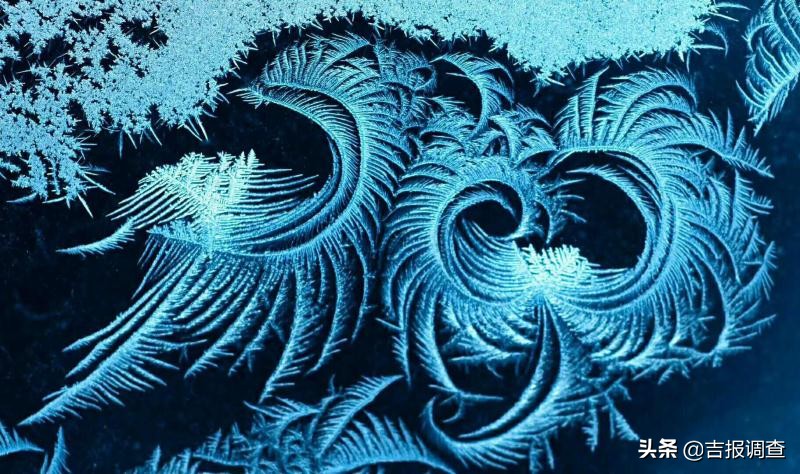 清晨玻璃窗上结满了霜花,唐古拉玻璃窗上的霜花