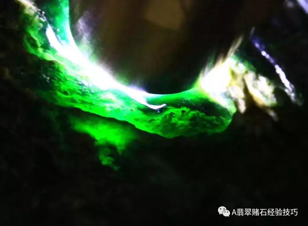 翡翠的颜色越浓越好吗,翡翠的光泽度等级区别