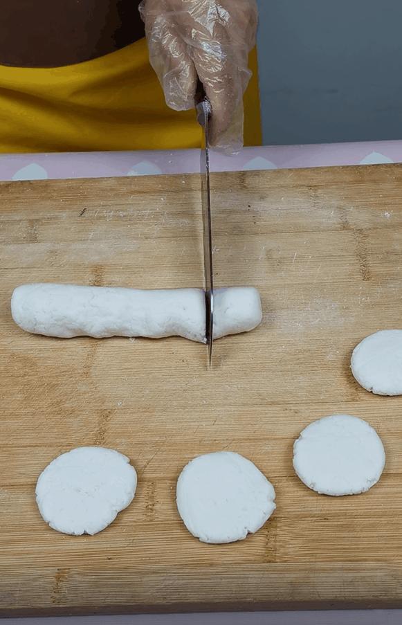 小孩吵着吃南瓜饼,用糯米自制红糖糍粑不用煎