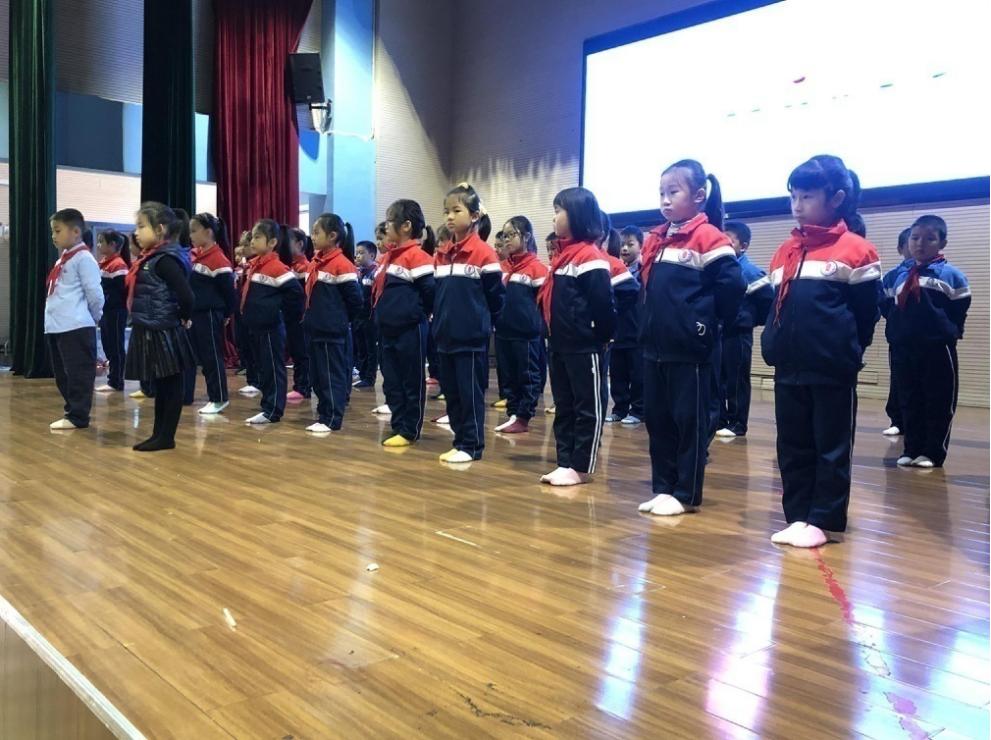 暖心校园：厦门师生特意穿错袜了 传递爱与包容