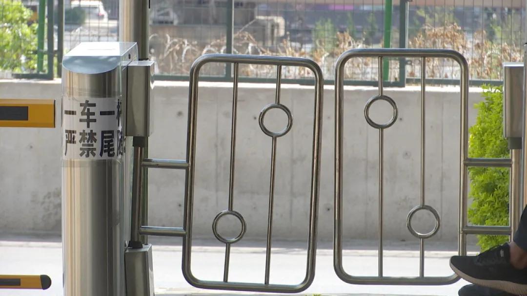 小区感应门夹伤谁负责,门禁伤到人怎么追究