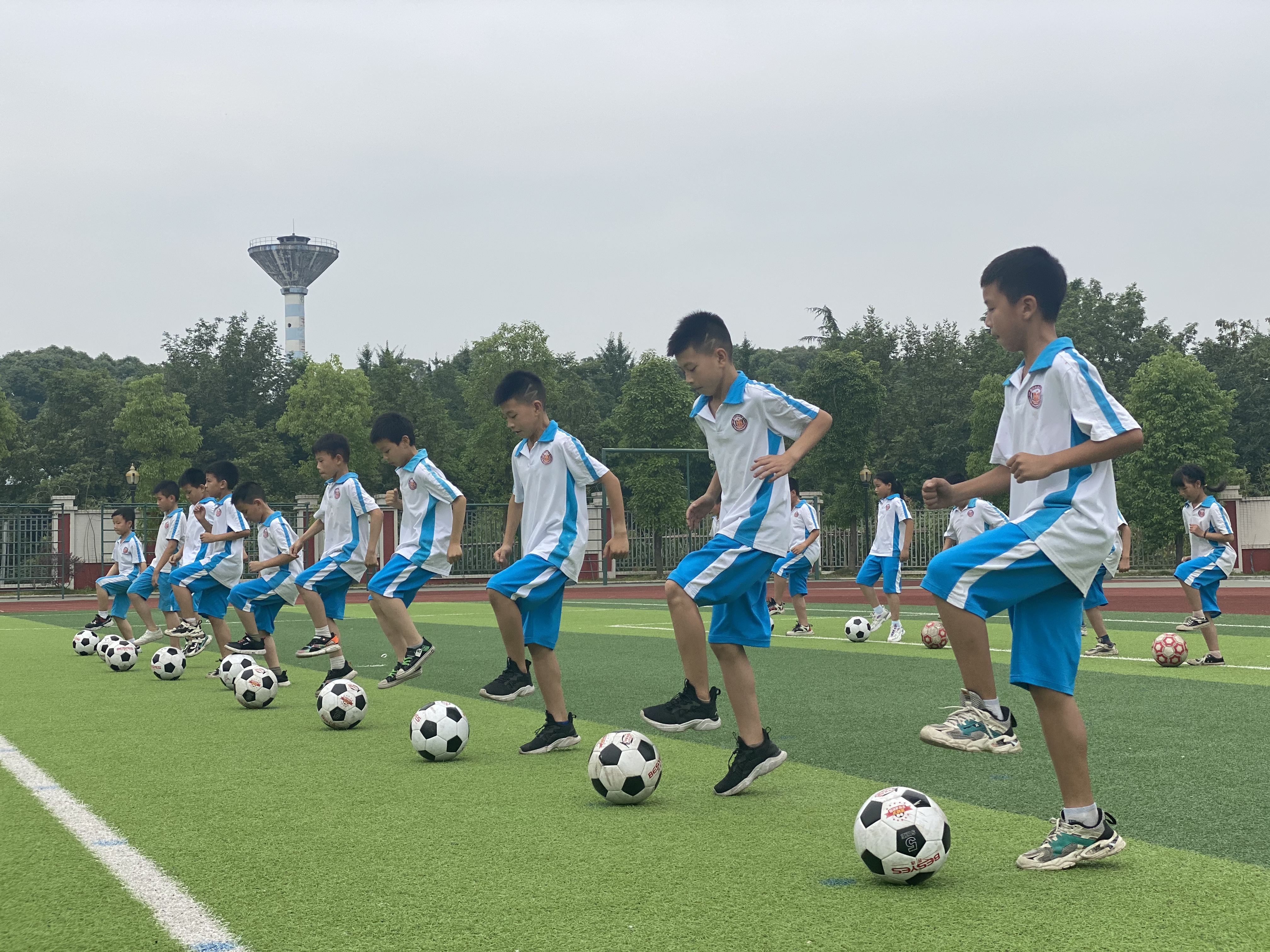 足球公益课走进简阳市新市小学