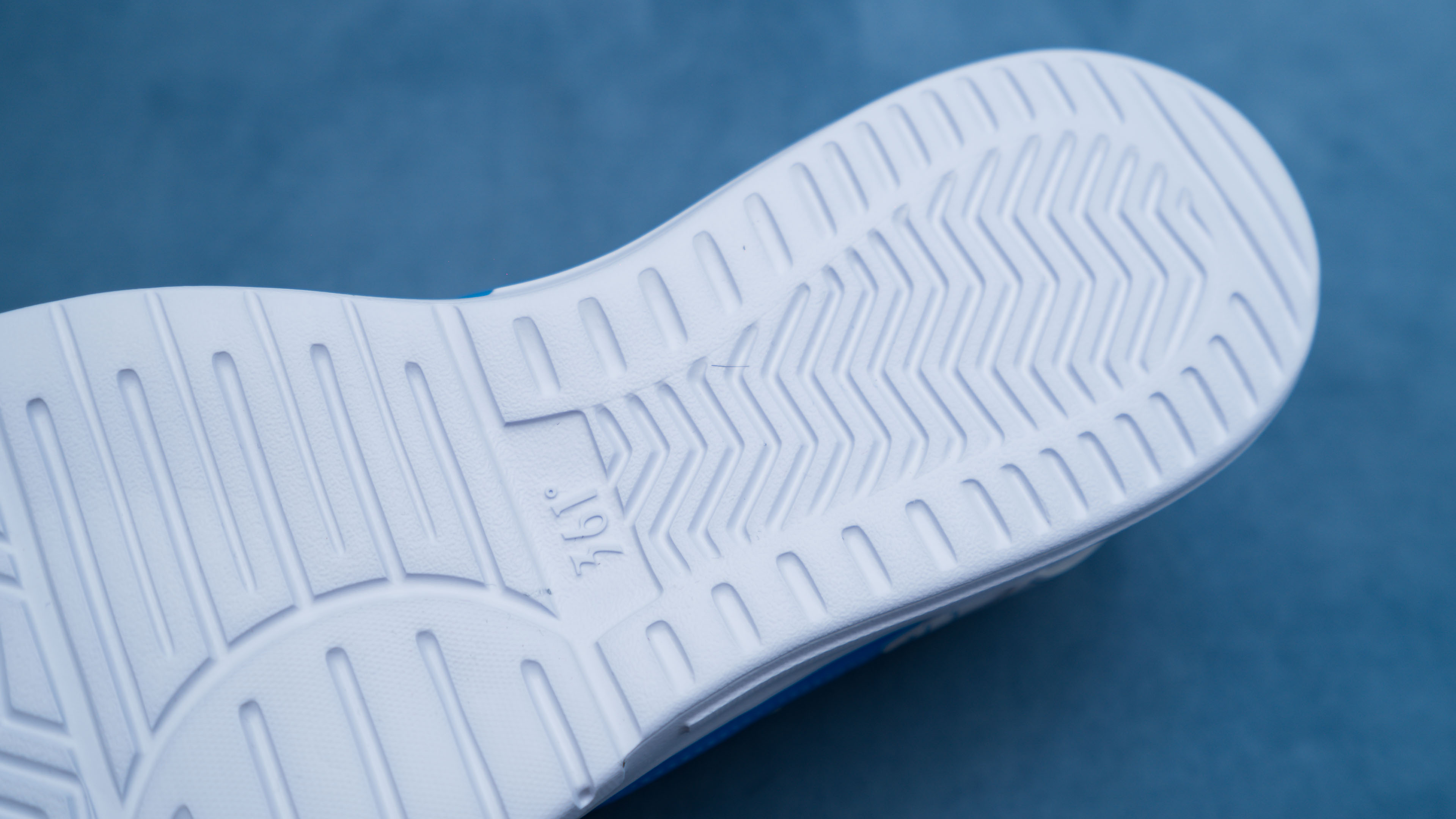 加上NFO科技，这一波联名有内味了：361°X足球小将小白鞋体验