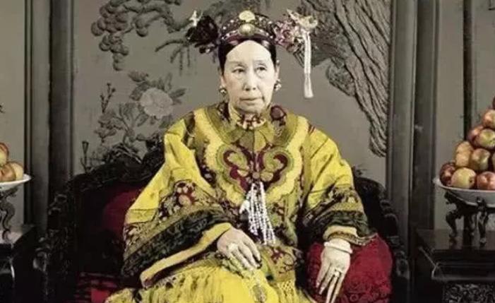 后宫的娘娘为什么要戴指甲套,后宫嫔妃为什么要戴长指甲