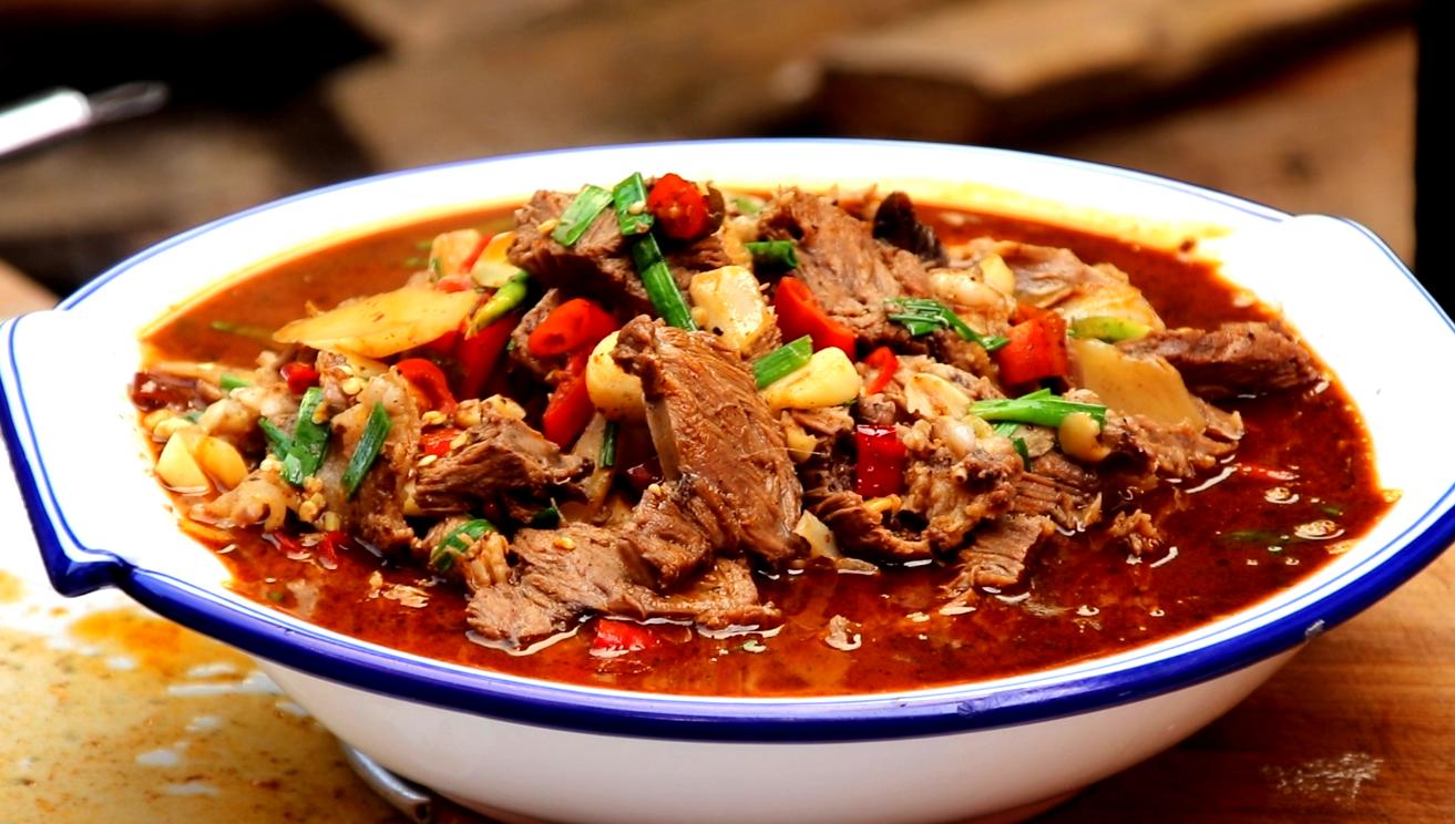 猪头肉这样做才好吃,农村大锅一炖,香辣入味,越吃越想吃