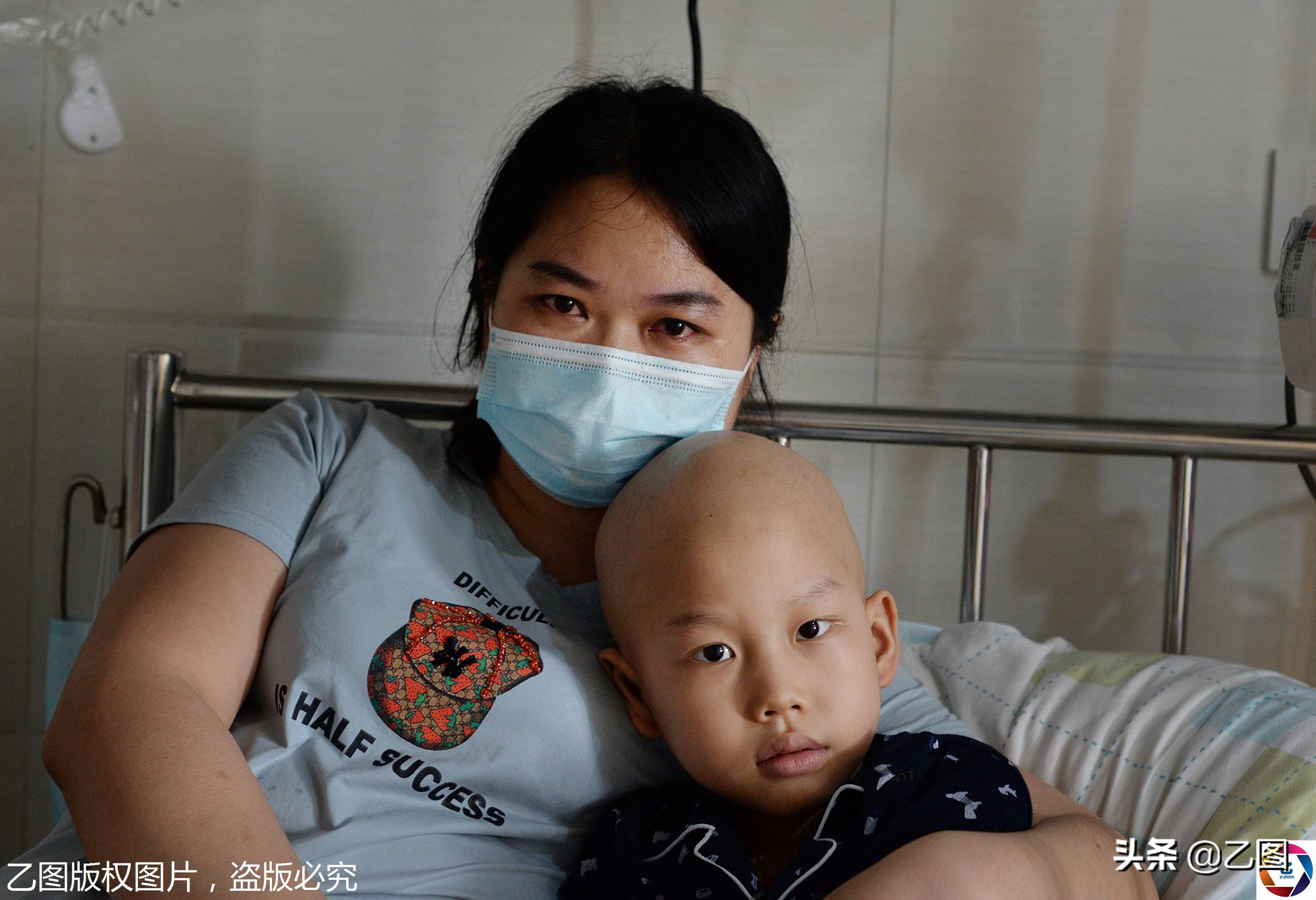 故事：长沙一男子高温下扛包爬楼，挥汗如雨，却扛不起儿子的生命