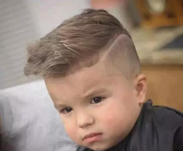 家里的小孩一剪头发就哭闹，家长应该怎么办？
